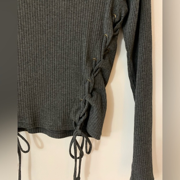 Cute crop style Guess sweater. - Picture 3 of 5